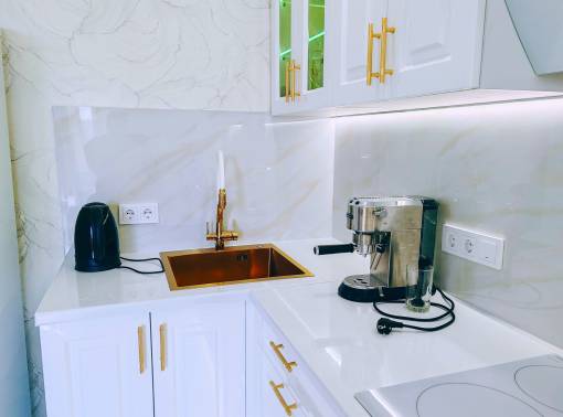 Большой телевизор - 86 диагональ. Завтрак. Кондиционер - kvartirka.by