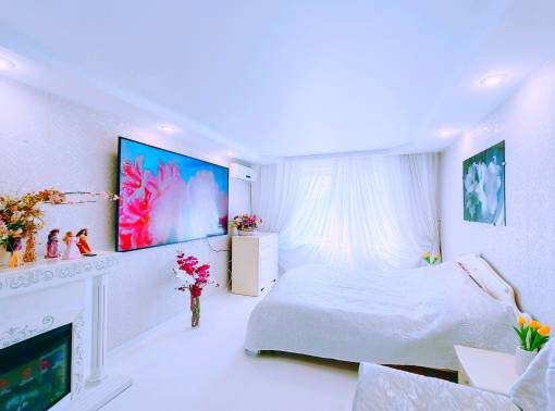 Большой телевизор - 86 диагональ. Завтрак. Кондиционер - kvartirka.by