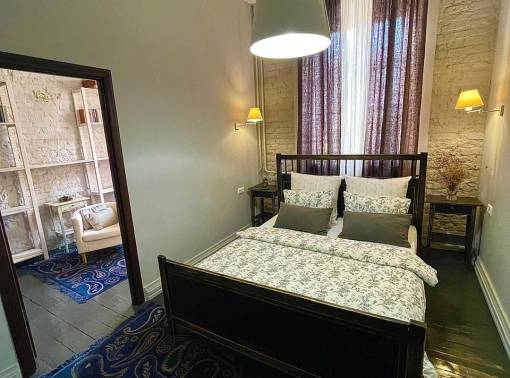 Квартира с балконом, открывающим вид на историческую улицу - kvartirka.by