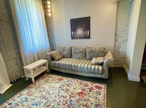 Квартира с балконом, открывающим вид на историческую улицу - kvartirka.by