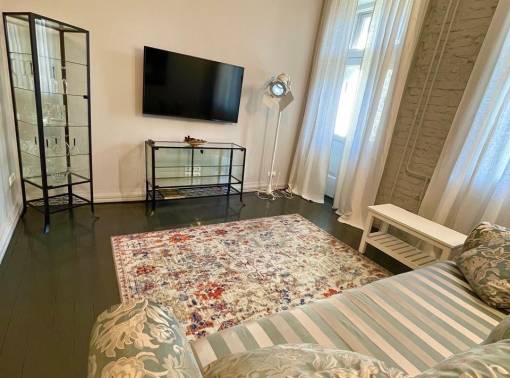 Квартира с балконом, открывающим вид на историческую улицу - kvartirka.by