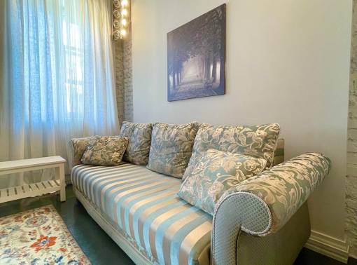 Квартира с балконом, открывающим вид на историческую улицу - kvartirka.by