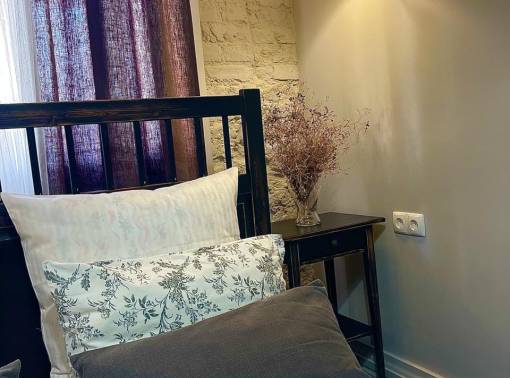 Квартира с балконом, открывающим вид на историческую улицу - kvartirka.by