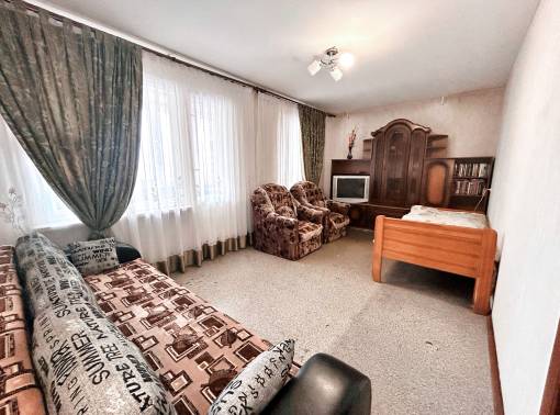 Нал/безнал. 6 раздельных спальных мест. 3 мин пешком от завода Гомсельмаш. Есть другие квартиры для заселения групп командированных сотрудников.  - kvartirka.by